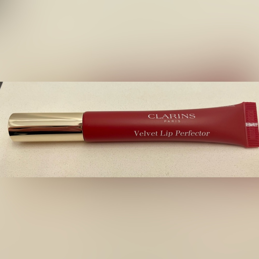 Clarins Velvet Lip Perfector Matte Liquid Lipstick 03 Velvet Red - NWOB